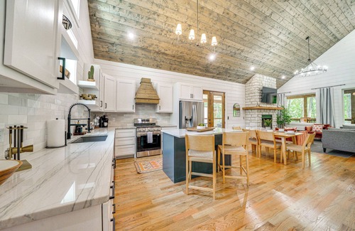 Golden Cabin | Riverfront Broken Bow Cabin w/Private Hot Tub!