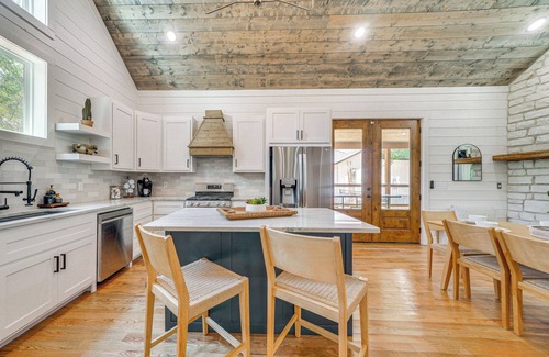 Golden Cabin | Riverfront Broken Bow Cabin w/Private Hot Tub!
