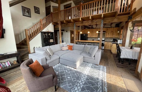 West Yellowstone Cabin | Riverfront Cabin on the Madison! 35 minutes to Yellowstone Nat'l Park!
