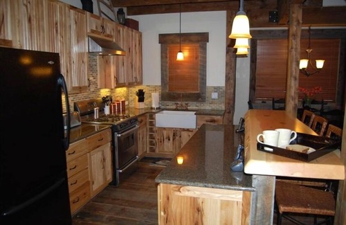 West Yellowstone Cabin | Riverfront Cabin on the Madison! 35 minutes to Yellowstone Nat'l Park!
