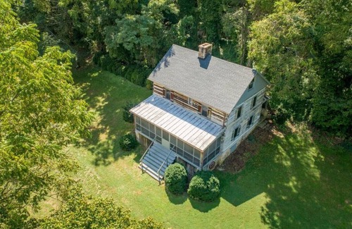 Luray Cabin | Riverfront Cabin! Farm, Kayaks, Trail & Fireplace
