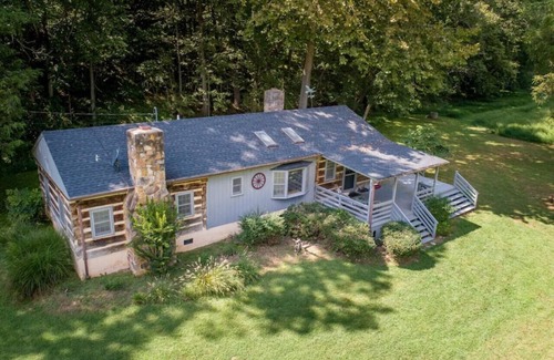 Luray Cabin | Riverfront Cabin! Farm, Kayaks, Trail & Fireplaces