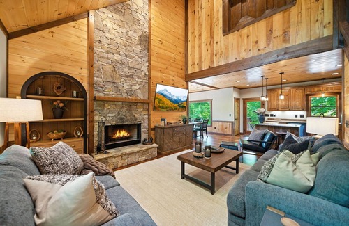Ellijay Cabin | Riverfront Cabin-Hot Tub-Fire Pit-Arcade-Floats-Mini Golf-Cornhole-Swing Bed