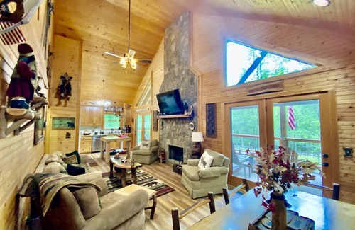 Helen Cabin | Riverfront Cabin,Oktoberfest,Fall Leaves! Hot Tub, FirePit,Arcade Games & Park!