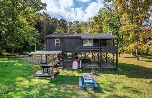 Hedgesville House | Riverfront Cabin wFirepit Pool Table Porch WiFi