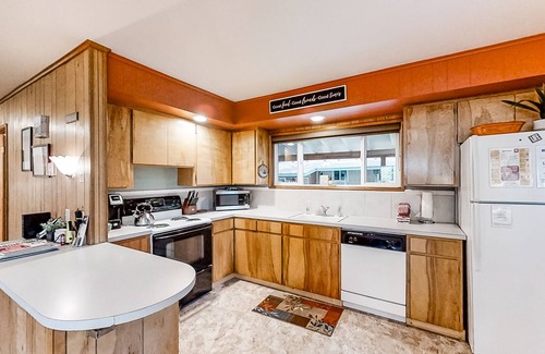 Joseph Cabin | Riverfront cabin with large yard, great deck, & fireplace