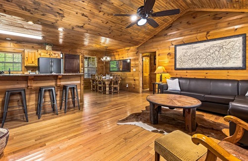 Townsend Cabin | Riverfront cabin with Free Attraction TIckets & lush greenery