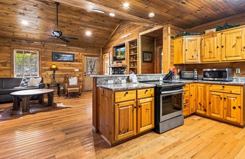 Townsend Cabin | Riverfront cabin with Free Attraction TIckets & lush greenery
