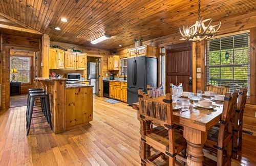 Townsend Cabin | Riverfront cabin with Free Attraction TIckets & lush greenery