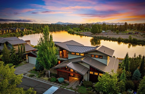 Southern Crossing House | Riverfront Calm/Bend Hot Tub Escape