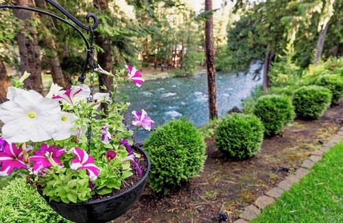 Ardenvoir House | Riverfront Chalet near Lakes, Mountains & Leavenworth!
