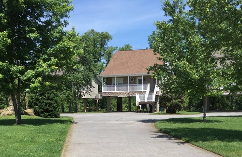 Pigeon Forge House | Riverfront Chalet near Dollywood, The Island, LeConte Center and The Titanic