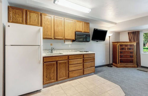 Orchard District Cottage | Riverfront Cottage along the Deschutes River with Pool and Hot Tub Access!