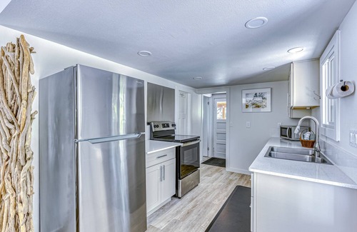 Marmot Cabin | Riverfront Cottage Inspires Serenity on Sandy River