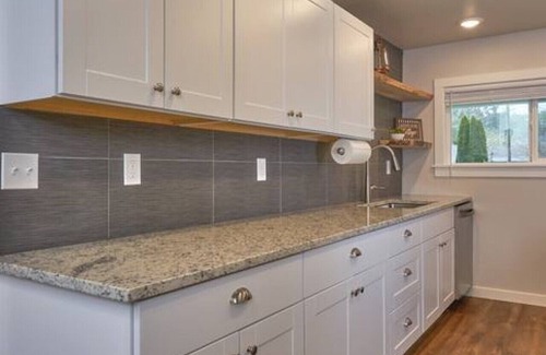 Brookings Cottage | Riverfront Cottage with Hot Tub 1/4 mi from Beach