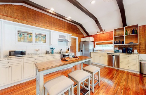 Bonita Springs Cottage | Riverfront dog-friendly cottages with kayaks, dock, patio, grill, & water views