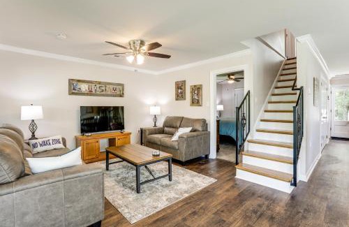 Saint Amant House | Riverfront Family Retreat with Yard in Saint Amant