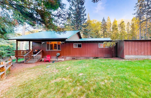 Joseph House | Riverfront Home w/Fantastic Updates, River View Deck, Fireplaces & WiFi