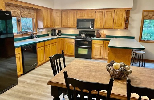 Wilburn House | Riverfront House near Cow Shoals - King bed & WiFi