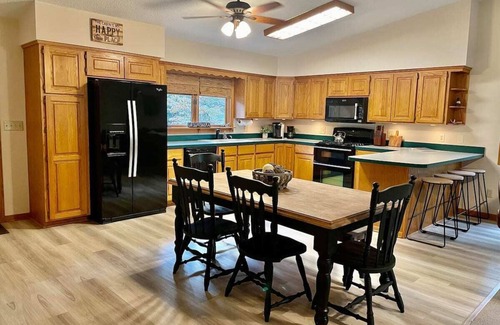 Wilburn House | Riverfront House near Cow Shoals - King bed & WiFi