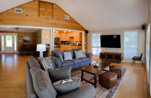 Oakhurst House | Riverfront house with a party barn & private boat ramp