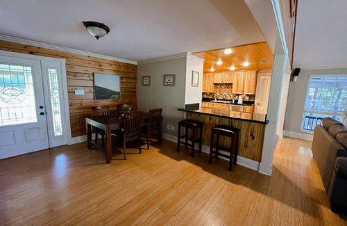 Oakhurst House | Riverfront house with a party barn & private boat ramp