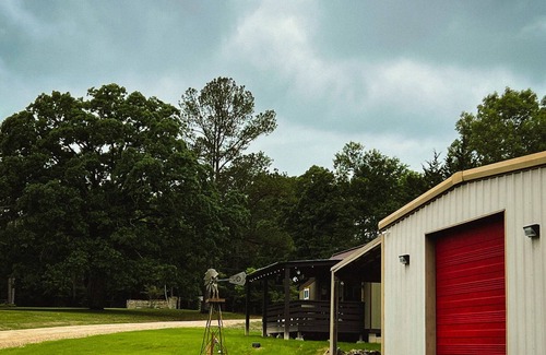 Oakhurst House | Riverfront house with a party barn & private boat ramp