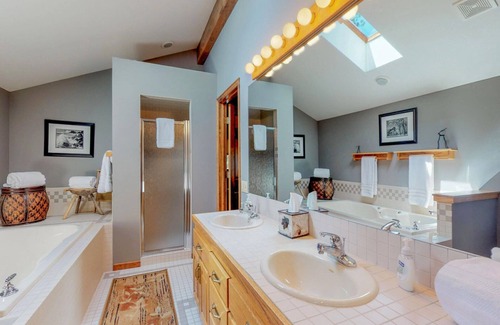Aspen Brook House | Riverfront Lodge/AC/walk to RMNP TH & YMCA /3mi to EP/fishing & playground