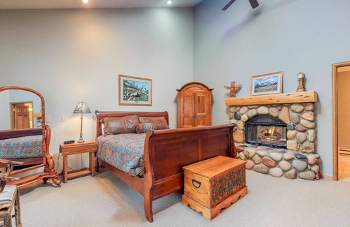 Aspen Brook House | Riverfront Lodge/AC/walk to RMNP TH & YMCA /3mi to EP/fishing & playground