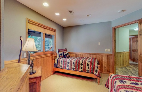 Aspen Brook House | Riverfront Lodge/AC/walk to RMNP TH & YMCA /3mi to EP/fishing & playground