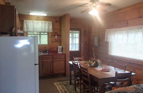 Townsend Cabin | Riverfront Log Cabin 1 1/2 Mile From The Entrance Of The GSM National Park