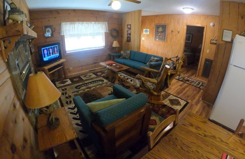 Townsend Cabin | Riverfront Log Cabin 1 1/2 Mile From The Entrance Of The GSM National Park