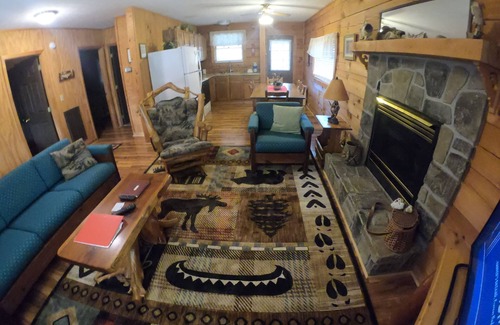 Townsend Cabin | Riverfront Log Cabin 1 1/2 Mile From The Entrance Of The GSM National Park