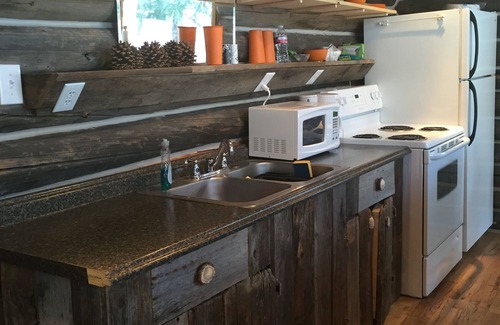Questa Cabin | Riverfront Log Cabin, minutes away from your outdoor adventure