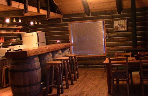 Questa Cabin | Riverfront Log Cabin, minutes away from your outdoor adventure