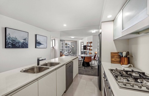 Brisbane Central Business District Apartment | Riverfront Luxury 2BR | Walk to CBD + Parking