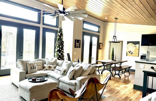 Ellijay Cabin | Riverfront Mountain Modern Cabin with hot tub very close to downtown Ellijay.