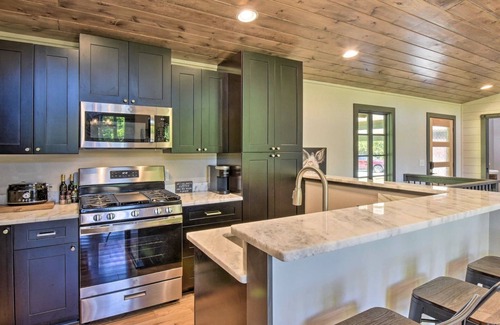 Ellijay Cabin | Riverfront Mountain Modern Cabin with hot tub very close to downtown Ellijay.