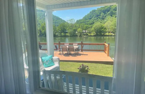 Mount Carbon Cottage | Riverfront-NO CLEANING FEE -3BR-NRG-Deck-Dock-Hike-Firepit-Pets-OK-Boat-Kayak