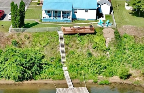 Mount Carbon Cottage | Riverfront-NO CLEANING FEE -3BR-NRG-Deck-Dock-Hike-Firepit-Pets-OK-Boat-Kayak