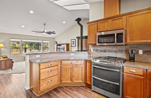 Tumalo House | Riverfront on half acre lot-2 car garage-walk to tap house and restaurants