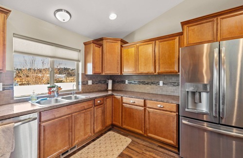 Tumalo House | Riverfront on half acre lot-2 car garage-walk to tap house and restaurants