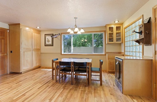 Tumalo House | Riverfront Paradis in Tumalo – Otter Run - Hot Tub, Sauna, Deck, Pet Friendly!