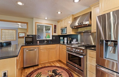 Tumalo House | Riverfront Paradis in Tumalo – Otter Run - Hot Tub, Sauna, Deck, Pet Friendly!