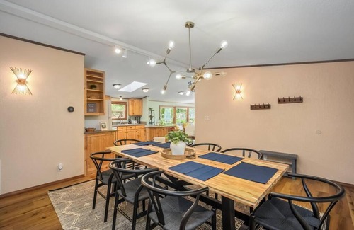 Gold Bar House | Riverfront Paradise w/Hot Tub-Little River House