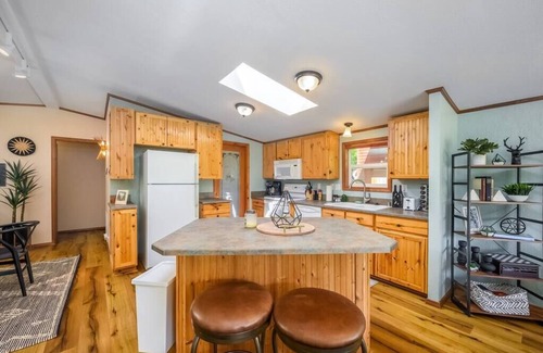 Gold Bar House | Riverfront Paradise w/Hot Tub-Little River House