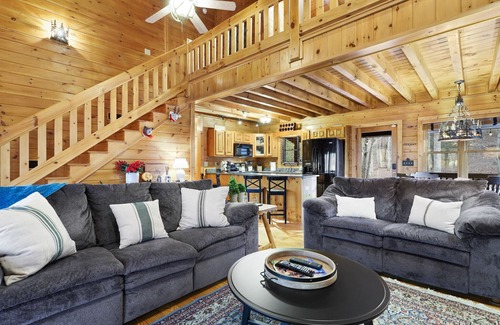 Ellijay Cabin | RiverFront - Pet Friendly - Paved Roads-Close to Vineyards and Downtown Ellijay!