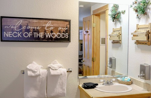 Estes Park Hotel | Riverfront Pool Motel, Views 1Q-1F