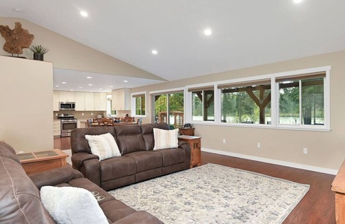Sterling House | Riverfront Ranch + Cabin