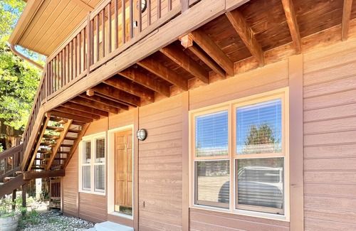 Grand Lake Condo | Riverfront retreat with a kitchenette, washer/dryer, & shared patio